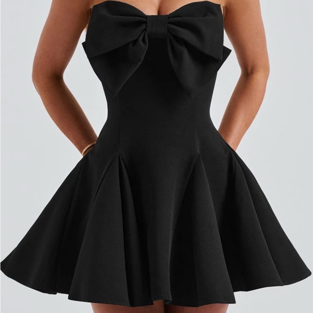 Elegant Black Strapless Dress with Bow